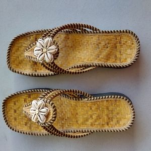 Beach shell flip flops size M 7/8